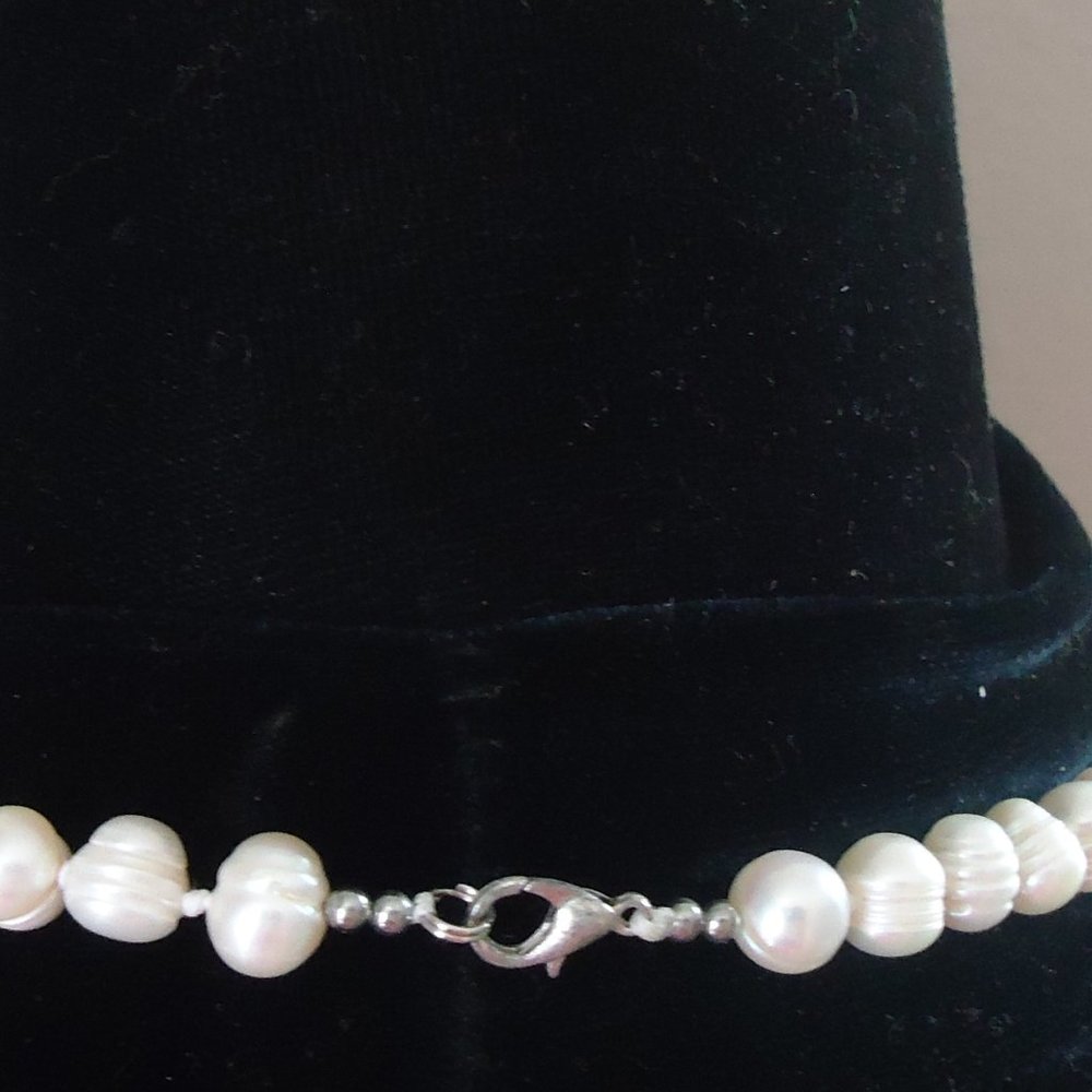 Genuine pearl beaded individually knotted necklace. - Picture 10 of 11